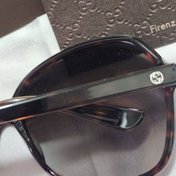 Gucci Oversized Sunglasses - Picture 8 of 15